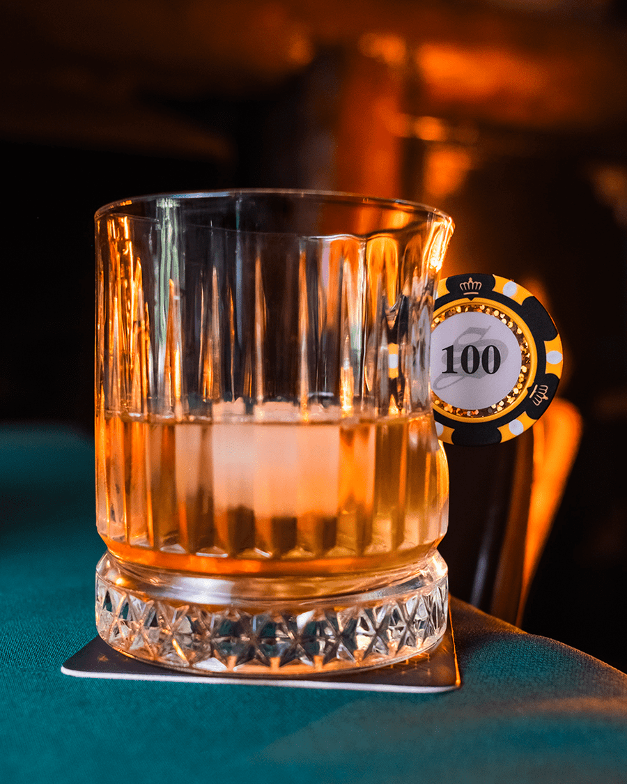 Pahar de whisky din cristal cu jeton de poker, 355 ml – servit cu whisky
