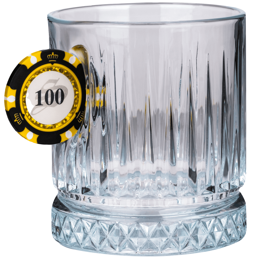 Pahar de whisky din cristal cu jeton de poker, 355 ml – vedere din unghi cu jetonul de poker